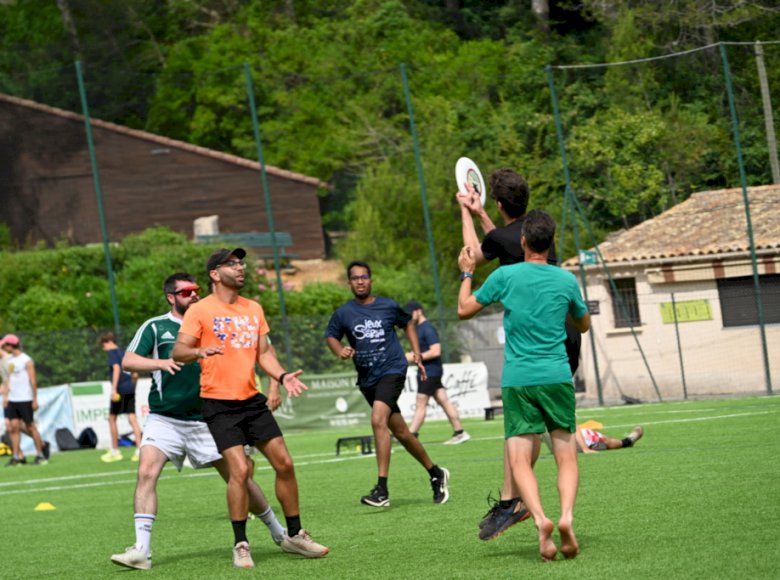 ULTIMATE FRISBEE 